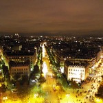 Hippopotamus - 凱旋門に昇り、二人で 陽が沈むのを待ちました。「世界の道が凱旋門へ続く」と言われる大通りが放射状に幾本も広がっています。