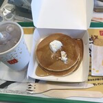 マクドナルド - 料理写真:朝マック「ホットケーキセット」(560圓)
ドリンクはアイスコーヒー、サイドメニューはハッシュポテト。
