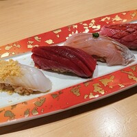 鮨 銀座おのでら 弟 本店 - 最初のお寿司は中トロ、たまねぎ・しょうが・青ネギは薬味的に乗ったシマアジ、マグロの赤身、自家製からすみがまぶされたそでいかの4貫。