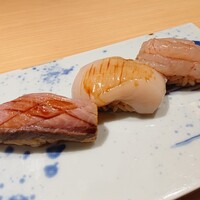 鮨 銀座おのでら 弟 本店 - 次のお寿司3貫は甘海老の昆布締め、帆立、ブリのスモーク。