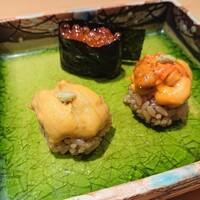 鮨 銀座おのでら 弟 本店 - いくらとウニ。本来は右側の色の濃いバフンウニだけなんですが、+1,500円でムラサキウニを追加。