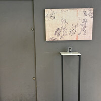 鉄板焼 漆 - 店構えです。左側の鉄戸が入り口。