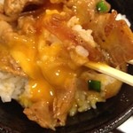 おとど 金町北口店 - 玉子とお肉を絡めてご飯と一緒に