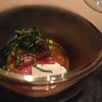 ペッシェ・ロッソ - トマトやナスにカボチャのムースが添えられたアミューズ