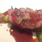 ペッシェ・ロッソ - 牛肉のグリル、アスパラとサマートリュフ
