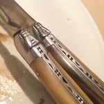 ペッシェ・ロッソ - メイン料理のナイフとフォークはラギオール