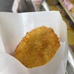 岡重肉店 - 昔ながらのコロッケ