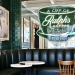 ラルフズ コーヒー - 白と緑を基調にしたレトロな空間