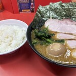 ラーメン 杉田家 本店 - チャーシュー麺 味玉 ライス