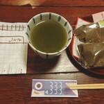 仁亭 - お茶と柏餅(端午の節句が近いから？)