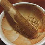 仁亭 - 擦った後、たっぷりソースを入れてくださいと説明