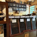 珈琲美美 - 1階、豆の販売になります