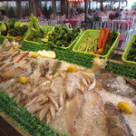 Oriental Seafood Gurney  - 入り口に並んだ色々な魚貝類を見ながらオンザビーチの店内へ進みます。 
            
            