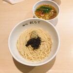 麺処 秋もと - 提供時の全景（店員さんから「つけ汁は右と左どちらにしますか？」と確認される）