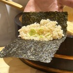 鮨 しみづ - 赤酢のシャリを有明海苔に巻いて