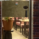 マルヤ - マルヤ、暖簾の下から店内の雰囲気