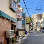マルヤ - 少し早すぎ暖簾が出ておらず、お待ち