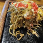 AT THE 21 - モダン焼の断面、細麺の焼そばです