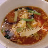 南国酒家 原宿本店 - 天然海老とトマトの酸辣湯麺