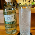 Cafe&Bar Claymore - トニック割りだと香りを殺しちゃいかねないとのことで、炭酸とトニックを合わせたソニック割りでいただきました