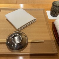炭火割烹 庵 - 食前酒として銀の盃に日本酒が注がれます