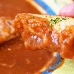 下町の洋食 時代屋 - ガーリックトーストをソースに浸けて食べる