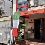 ラ・ベファーナ - 外観です。テラス席もあります。