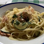 ラ・ベファーナ - ズッキーニとベーコンのオイルベースのパスタ