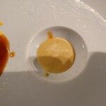 クッチーナ - 右側のソースはカラシの辛さと軽く苦味感があって
      甘味あるソースと豚肉の味わいが締まって良い感じ♪
      
      この甘味あるソースの心地良い後味も
      ジンワリと長く続き良い感じ♪