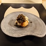 クッチーナ - ◯ホタテフライ
      半分に切ってあります
      タルタルソースには秋田のいぶりがっこが入ってます
      口の中がシャキシャキしてスモーキーになって
      キャビアがトロッと入ってきます
      口いっぱいキャビアにしてみてください