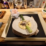 クッチーナ - 
      ◯グリーンアスパラのカルボナーラソース掛け❔
      新鮮な北海道産グリーンアスパラに
      カルボナーラソース、サマートリュフを掛け
      付け添えには18カ月熟成させた
      フランス、バイヨン産プロシュートとなる