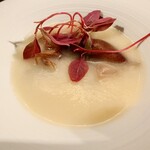 クッチーナ - 蕪の摺り流しには旨味感の中にも軽く酸味があり
      グニュっと柔らかな食感の美味しいあわび
      ホタルイカのワタの苦味も合わせて
      いろいろな味わいを生かしている美味しい味わいだった