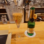 クッチーナ - ◯ノンアルコールスパークリングワイン
      ヴァンドームクラシック 200ml
      
      スッキリとした、炭酸爽やかな味わいで
      料理の味わいをスッキリさせたい時には良い感じ