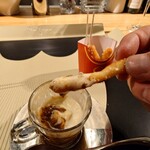クッチーナ - ここに後からマックフライドポテトの紙ケースを模した
      フライドニョッキを一緒に食べてみると
      フライドニョッキの塩がハッキリとしていて美味しく
      このチーズボロネーゼとも合ってて美味しい♪