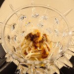 クッチーナ - 雑味感が一切ないウニの旨味、円味感が
      口の中で広がり心地良く
      
      そこにオレンジの味が加わり
      爽やかで軽く味わいが締まり
      
      パスタは細いのに、弾力ある食感が面白く美味しい♪