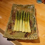 クッチーナ - 料理に使われている北海道のグリーンアスパラガス
      
      太めで立派なグリーンアスパラは
      ジックリと時間を掛けて焼かれているみたいで
      節度感あるシャキッと食感を残しながらも
      硬くはなく瑞々しい♪