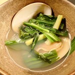 クッチーナ - ◯ボンゴレビアンコ
      アサリの代わりに九十九里浜のはまぐりを入れて
      ガーリックの代わりに北海道の行者にんにくを入れて
      ボンゴレビアンコを作りました　との説明