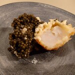 クッチーナ - 揚げてあることにより、帆立に油の旨味感も足されて
      爽やかなタルタルと
      いぶりがっこの甘じょっぱさとスモーキーさで締まり感
      そこにキャビアの旨味感が
      スッと入ってきて美味しいねえ❗️