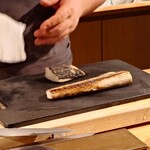 クッチーナ - 鰆の焼き具合サワラは皮面を焼いて、下は蒸気で火を通しました
      サンドイッチみたいにして火を通してあります
      中はレアですね