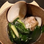 クッチーナ - 白ワインのスッキリ感と
      はまぐりの貝の旨味感
      行者にんにくの
      ニンニクとニラを合わせたような独特の美味しさが
      面白く美味しい
      
      このスープは後味感がスッキリとしていた