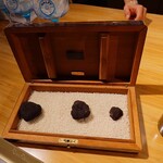 クッチーナ - サマートリュフ
      田中シェフがオープンキッチンでサマートリュフをスライスされている時から、トリュフの良い香りがコチラまで漂っていて
      料理の皿が目の前に来たら凄まじくトリュフの心地良い香りで満たされた❗️