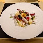 クッチーナ - ◯鰆のサラダ仕立て❔
      ストラッチャテッラを半分に切った液体
      その上に愛知県のEIGHT TOMATOと
      イチゴのソース
      
      更に上にはイタリアの空輸されてきた野菜
      タルティーボ、チコリ、セロリなどですね