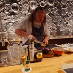 クッチーナ - 百合根のフリットを切られている所