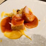 クッチーナ - コンガリと焼かれた子豚の肉の香ばしさ
      甘味と果実感ある甘口ワインのソース
      左側の黄色いソースには甘味感