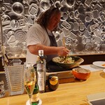 クッチーナ - 鰆のサラダを味付けされ混ぜられている