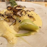 クッチーナ - カルボナーラソースは濃厚なチーズ感シッカリな味わい
      
      これだけ太いグリーンアスパラにも負けない味わいで
      合わせるソースを間違えると
      水っぽく感じてしまうだろうけど
      全くそんなことはなく