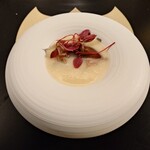 クッチーナ - ◯蒸し鮑とホタルイカの蕪のすりながし
      蒸しアワビは昆布と蒸して、富山湾のホタルイカ
      
      イタリアのマルサラワインとイタリアの魚醤コラトゥーラに漬け込んだ蕪のすりながしとなります　との説明