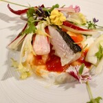 クッチーナ - 淡白ながら焼きの香ばしさと生の味わいが楽しめる鰆
      
      旨味タップリなドロドロで濃厚なチーズ感
      
      そこに糖度の高いフルーツトマトと
      爽やかなイチゴのソース
      
      タルティーボ、チコリの、特徴の違う心地良い苦味