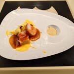 クッチーナ - ◯子豚のロースト
      ゆっくりとローストしました
      甘口のワインで作ったソースと
      黄色いソースはマスタードです　との説明