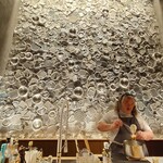 クッチーナ - 食器のオブジェバックに調理をされている